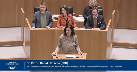 Quelle: Landtag von Rheinland-Pfalz. Ein Klick auf das Bild führt zum Video.