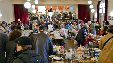 Beim Frühlingsflohmarkt gab es ein großes Angebot von Büchern, Ge­schirr, Be­steck, Küch­en­ge­rä­ten, Kunst und Krem­pel, Firle­fanz und klei­nen Elek­tro­ge­rä­ten.