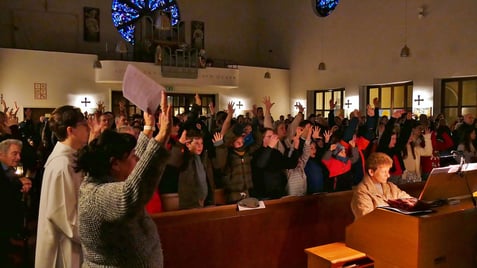 Zur Kindermette um 15:30 kamen Kinder mit Eltern und Großeltern. So wie die Jahre zuvor war die Kirche bis auf den letzten Platz besetzt.