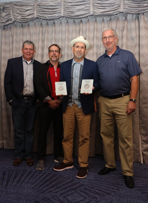 Trail Blazer賞のジェリー・マクウォーター。両脇はICCS主催者グループ（左側はJasonとMatt, 右端はSean）