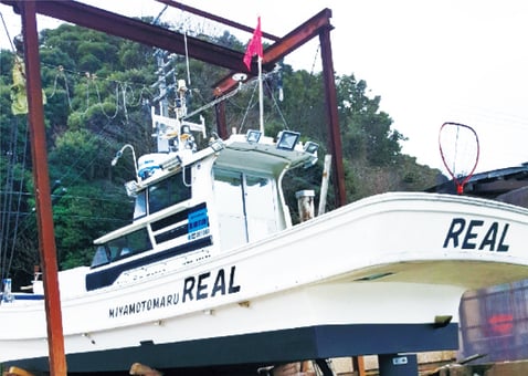 宮本丸リアルは充実の装備をご用意しております。 釣り初心者の方でもお楽しみいただけるよう、船長が皆様の時間を彩ります。釣り船デビューの方、女性、ファミリーの方など遊びにいらしてください。舞鶴タイラバ船　舞鶴ジギング船　丹後ディープタイラバ　舞鶴イカメタル　丹後ジギング　MIYAMOTOMAR REAL