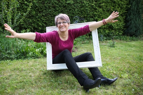 Katharina Wanha Psychologische Beraterin hält kleines Segelboot