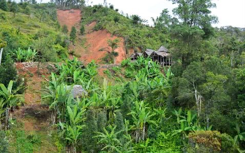 Les éboulis ont emporté avec eux une partie des habitations situées autour du relais.