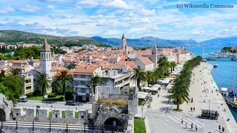 Freitag: Wanderung durch das malerische Hafenstädtchen Trogir mit alten Renaissance- Barock- und Romanik Gebäuden.