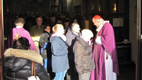 Am Ende der Messe nahm sich der Kardinal auch Zeit jedem die Hand zu schütteln und Worte zu wechseln