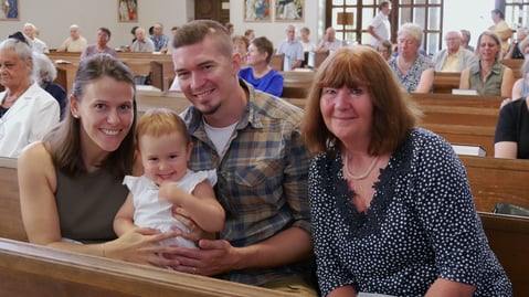 Karin Mandl mit Sohn, Schwiegertochter und Enkelin.