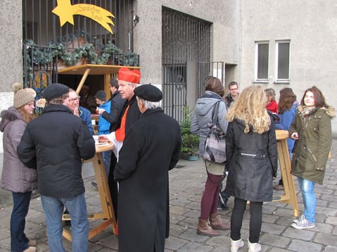 Kardinal Schönborn ließ es sich auch nicht nehmen einen Sandleitner Punsch zu kosten und mit Leuten vor der Punschhütte zu plaudern.