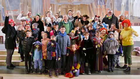 Am Ende der Messe versammelten sich alle Verkleideteten vor dem Altar zu einem Gruppenfoto.