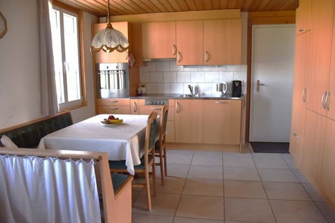 Vollausgestatete Küche mit gemütlicher Sickecke