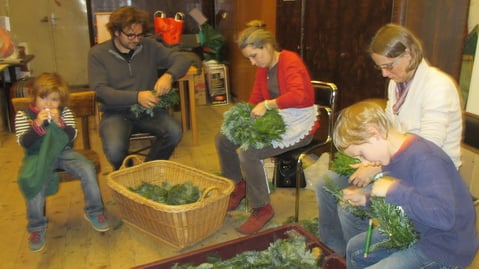 Auch den Kindern macht das Adventkranzbinden Spaß, Foto vom November 2013.