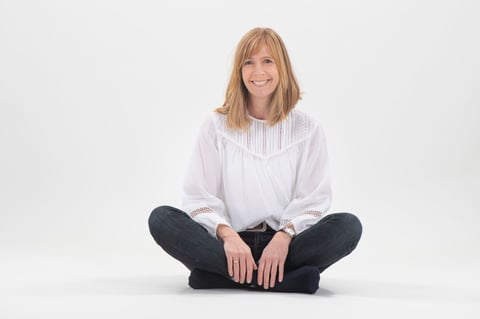 Imke ganz gelassen und zuversichtlich im Schneidersitz sitzend