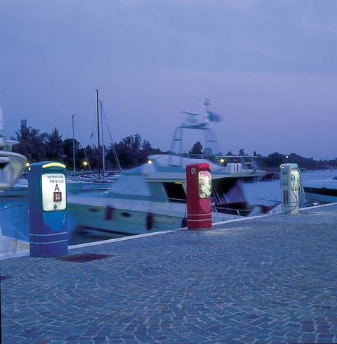 Torretas de suministro eléctrico para pantalanes Torretas de distribución multifunciones para pantalanes  Torretas de iluminación para pantalanes Torretas de suministro de agua para pantalanes  Postes