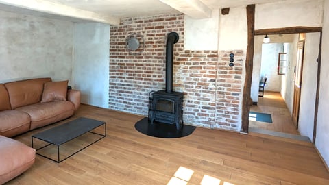 Wohnzimmer mit natürlichen Materialien