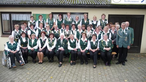 Das Bild zeigt die Damenabteilung des Schützenvereins Weißenmoor mit Präsident Heino Kreschinski sowie der Delegation des Schützenverbandes Altkreis Neuhaus Oste e.V.