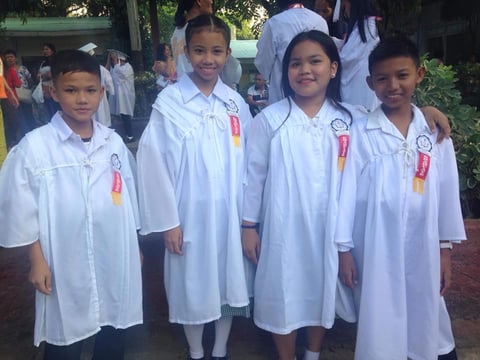 セブ の小学校卒京式