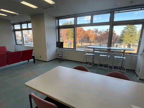 写真：商談コーナー（無料）から浮間公園をのぞむ