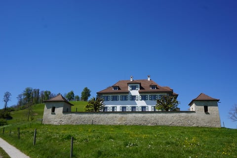 Schloss Castelen unterhalb der Burgruine Kastelen