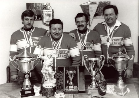 v.l. Rudolf Haiberger, Peter Kaltenrainer, Franz Kaiser und Helmut Kessel mit Siegtrophäen