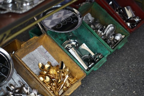 デッドストックを工場のキジ箱に入れてお持ちしました!