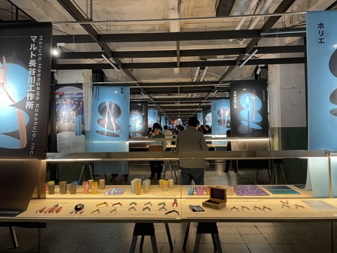 各社の展示品が整然と並ぶ圧巻の空間（2025年開催時）