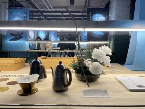 美術館とも博物館とも違う演出でものづくりを伝える（2025年開催時）