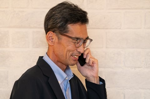 電話相談を受ける田中純