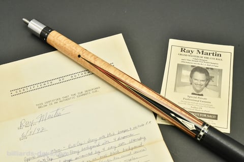 左はレイ・マーティン本人が記した鑑定書。右はレイ・マーティンがアメリカのビリヤード雑誌に掲載した「個人レッスンやります & ガス・ザンボッティキュー売ります」という広告。大原氏が見付けて切り抜いた