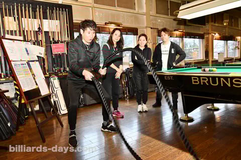 今後導入が検討されている、ビリヤードに役立つフィジカルトレーニングをトレーナー陣が体験