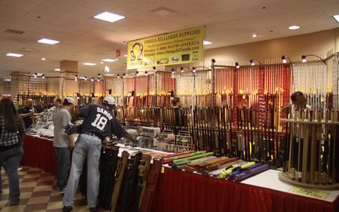 2010年の『オメガビリヤードサプライ』のブース。他にも高価なキューからジャンク品、Tシャツや怪しげなトレーニンググッズを扱うブースが100以上並んでいた