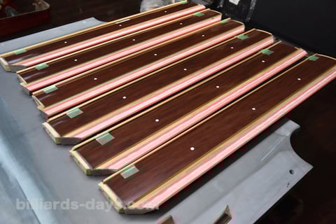 新品のクッションゴムが取り付けられた、ブランズウィックゴールドクラウンのクッションレール