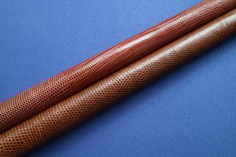 奥側がトカゲ型押し牛革(たぶん)、手前側がトカゲ革