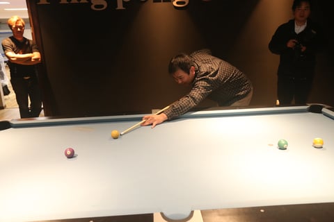 クレイボールを撞く銘苅プロ