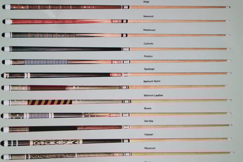 1980年代半ばのカタログ中に見られる彫刻グリップキュー(上の3本と下の2本)