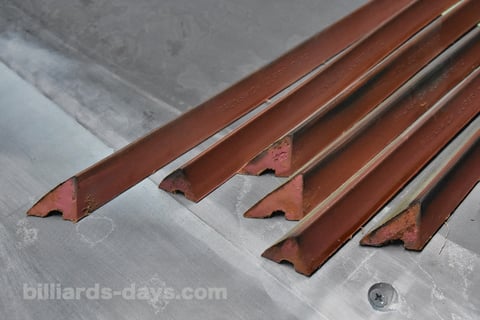 劣化し、硬化したブランズウィックの純正クッションゴム