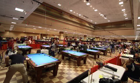 2010年のアマチュアトーナメント風景。7フィート台が100台以上並び、試合が絶え間なく進行する光景は壮観