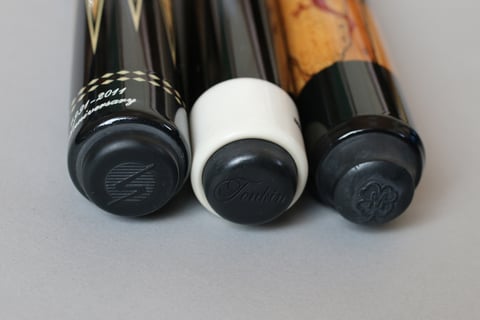 ロゴを成形したラバーバンパーの例。左から、サムサラ、トンキン、マクダーモット