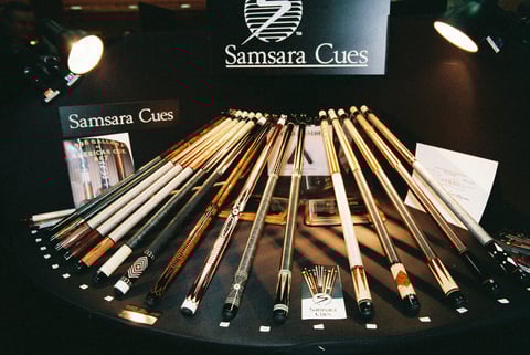 1999年のサムサラブース。キューの販売が右肩上がりで、展示本数やディスプレイ台も凝ったものになった