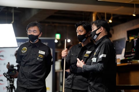 作戦タイム中のT'ism。左から山本久司、松田渉、高橋邦彦　©2021 JAPAN POOL LEAGUE