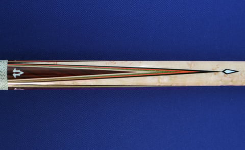 バーテン・スペインの直系弟子、ジョエル・ハーセックのキュー。【黒・オレンジ・緑・白】