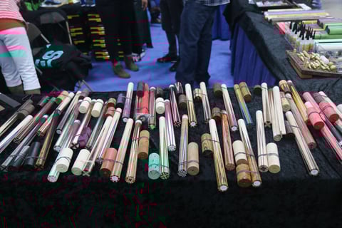 キュー製作用部品を販売する、プレーサーの剣ハギとキュー尻の半完成品