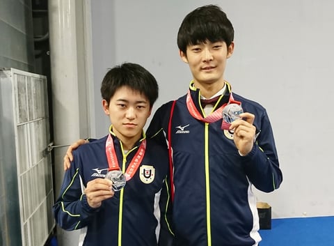 銀メダルの日本ペア。鈴木謙吾（右）と宍戸隆之（左）