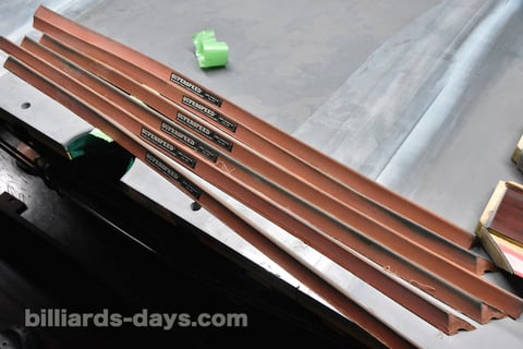 劣化し、硬化したブランズウィックテーブル用純正クッションゴム