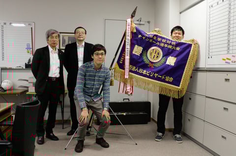 初優勝時。橋本周司副総長(左)・齊藤泰治学生部長とともに