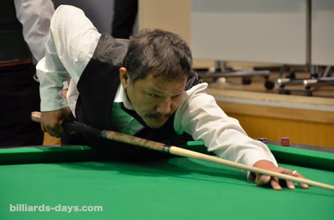 2012年『全日本選手権』でのエフレン・レイズ。彼は長いキューを好んでいる。これは自身の名前を冠したシグネチャーシリーズ