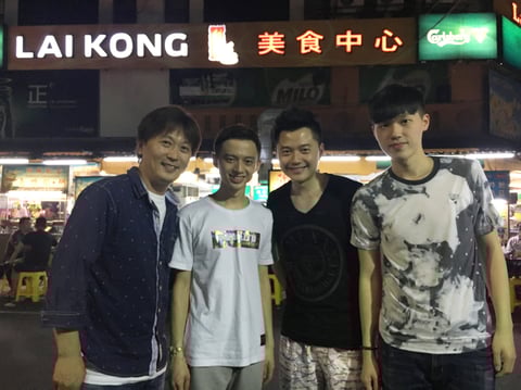 柯乗逸、柯乗逸、柯乗漢の3兄弟と　Photo :  Hammer（以下同）