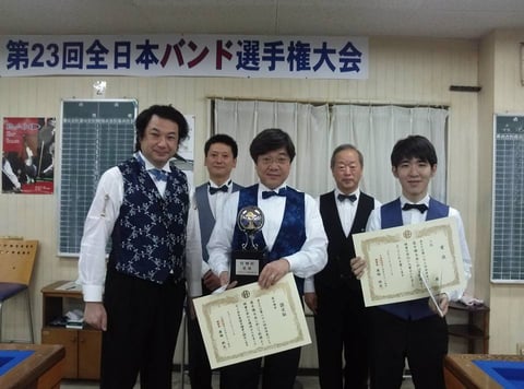 前列左から、3位町田、優勝森陽一郎、2位森雄介。後列左から、5位小林、4位岩佐アマ　写真提供：Poolhall GR
