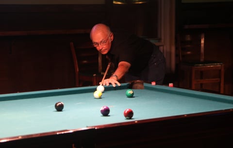 プレーするビル・ストラウド