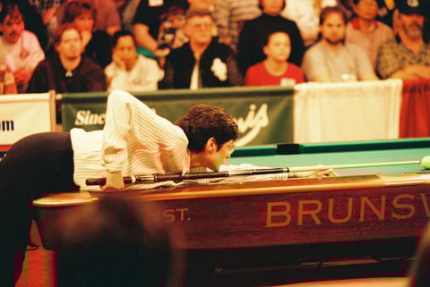 スヌーカーキューでは一般的な「エクステンション」(外付けのキュー延伸アイテム)を装着できるようにしたビル・マクダニエルキューは、カレン・コーの象徴