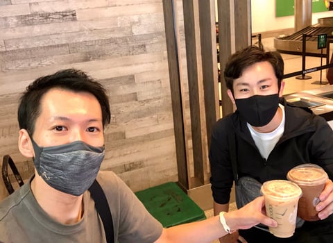 吉岡正登プロ（左）とロサンゼルスの空港で