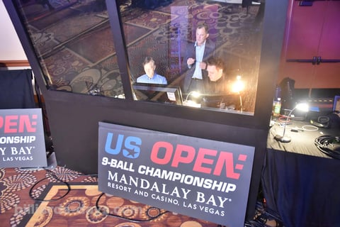 ブース内左がジム・ワイチ、右がカール・ボイズ。後ろで立っているのがテッド・ラーナー